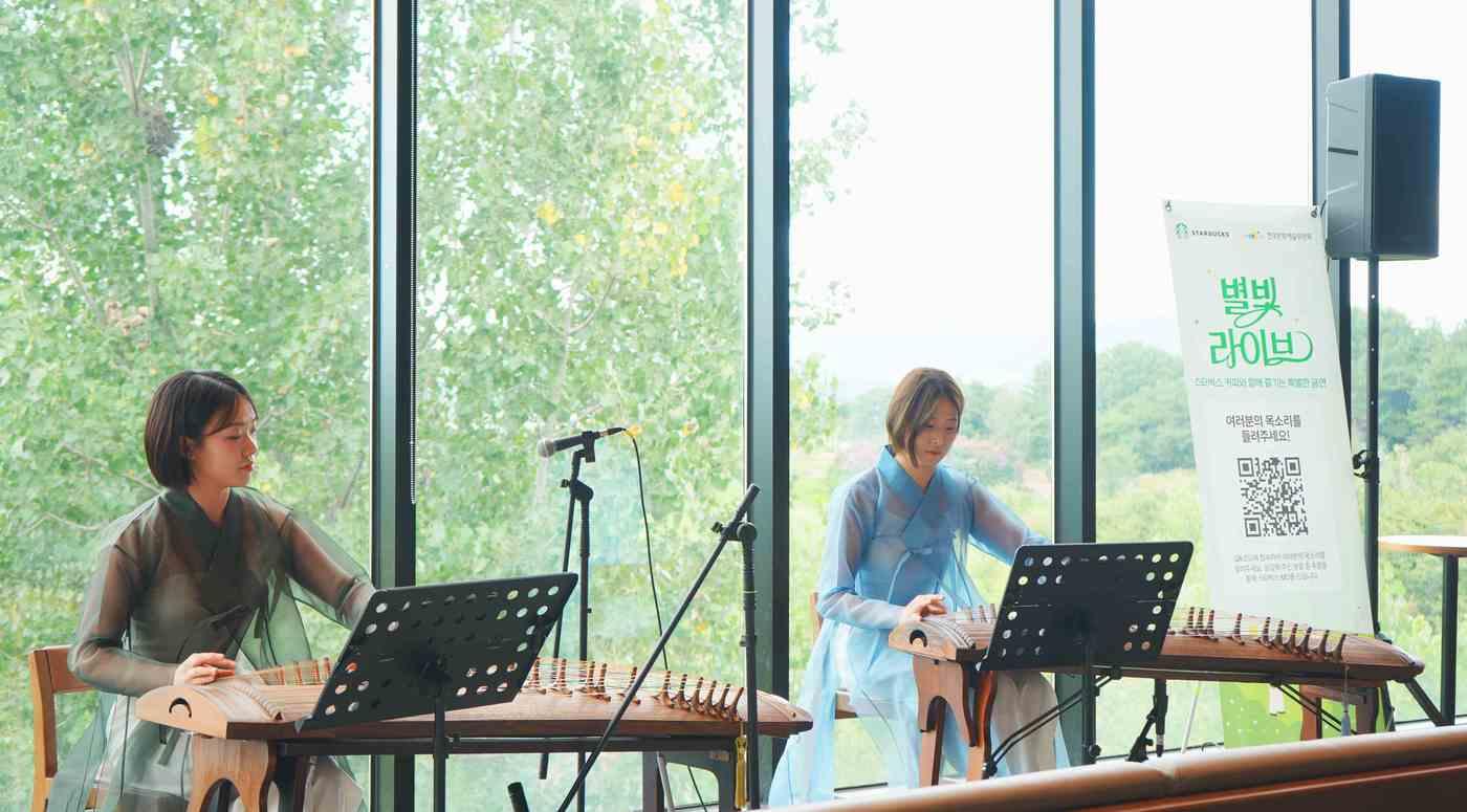 본문 이미지 - 별빛 라이브 공연 사진.(스타벅스코리아 제공)