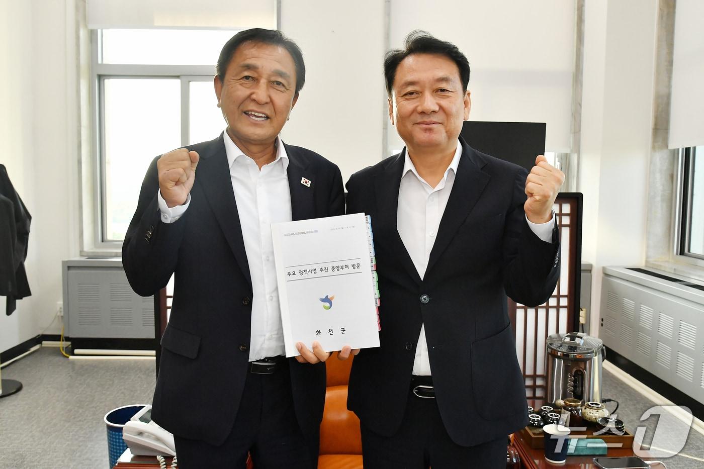본문 이미지 -  김세훈 화천군수가 지난 11일 국회를 찾아 이광재 예결위원장에게 지역 현안 해결을 위한 관심과 지원을 당부한 뒤 기념촬영했다.(화천군 제공, 재판매 및 DB금지)