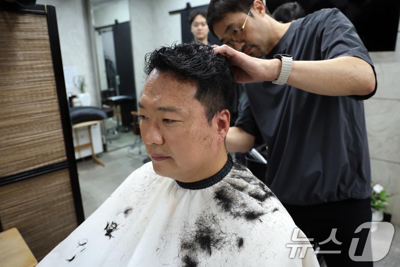 본문 이미지 - 천하람 개혁신당 원내대표가 12일 오전 서울 여의도 국회 이발소에서 육군훈련소 입소를 위해 이발을 하고 있다. 천 원내대표는 군의 현장 상황을 알아보기위헤 신병 훈련을 자청, 이날부터 2박 3일간 논산훈련소에 입소한다. 2026.8.12 ⓒ 뉴스1 황기선 기자