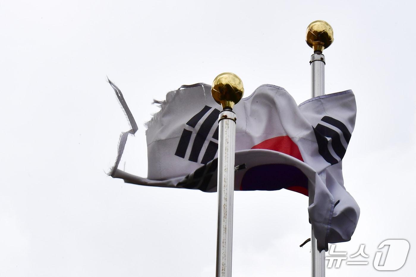 본문 이미지 - 11일 오전 고용노동부 포항지청 국기 게양대에 훼손된 태극기가 펄럭이고 있다. 2026.8.12/뉴스1 최창호 기자  