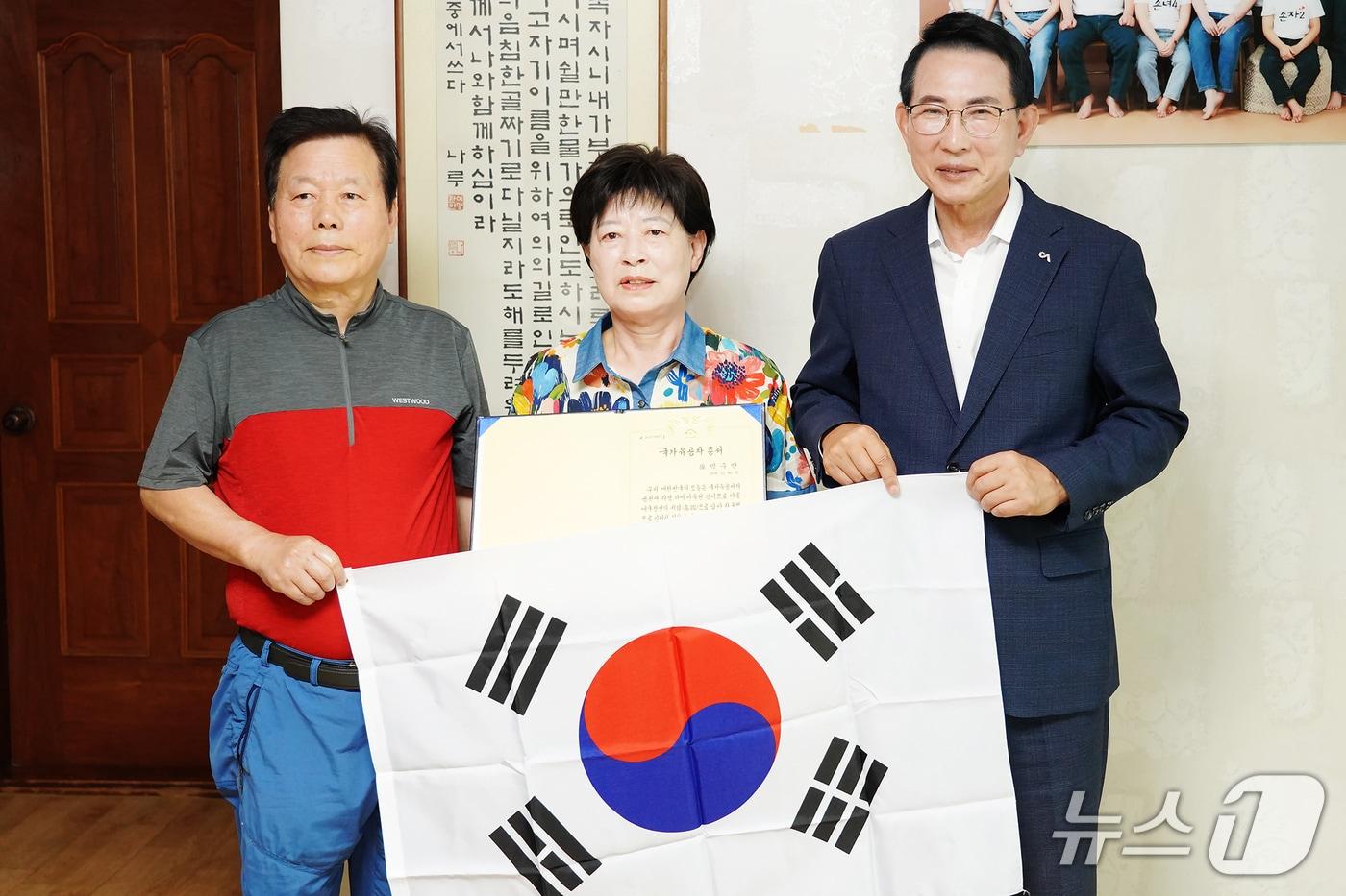 본문 이미지 - 이완섭 서산시장이 수석동에 거주하는 애국지사 박수만 선생의 외손녀 김현란 씨를 만나 독립유공자의 희생과 헌신에 대해 감사의 마음을 전했다.(서산시 제공. 재판매 및 DB금지)/뉴스1