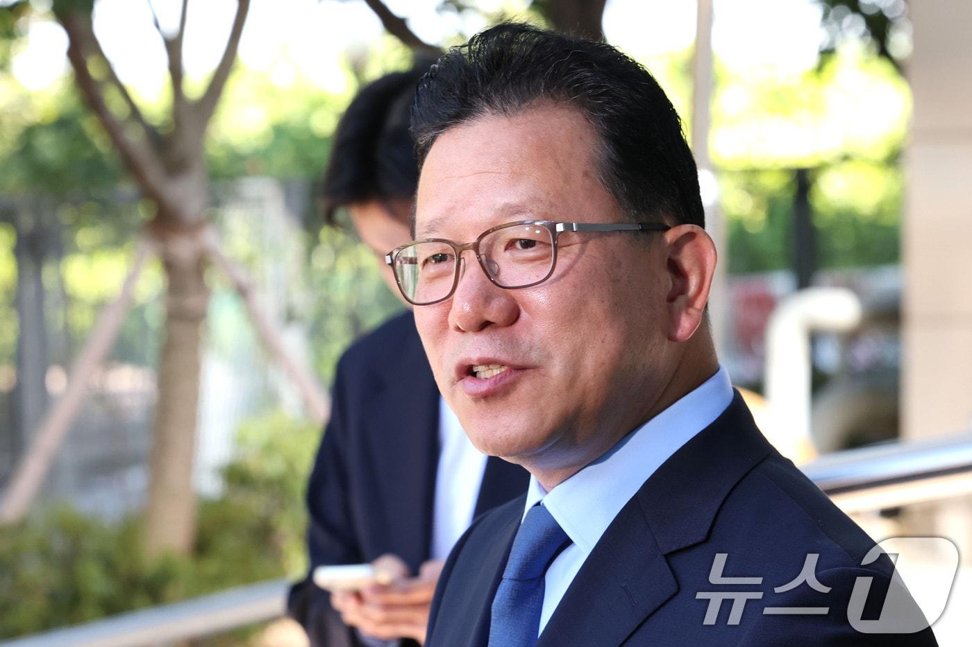 본문 이미지 - 송보영 아시아나항공 대표가 12일 오전 서울 강서구 아시아나항공 본사에서 열린 임시주주총회를 마친뒤 취재진의 질문에 답하고 있다. 2026.8.12 ⓒ 뉴스1 이광호 기자