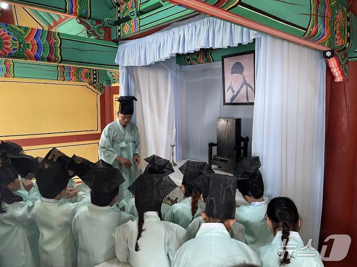본문 이미지 - 동해시 용산서원 청소년 체험 프로그램.(동해시 제공, 재판매 및 DB 금지) 2026.8.12/뉴스1