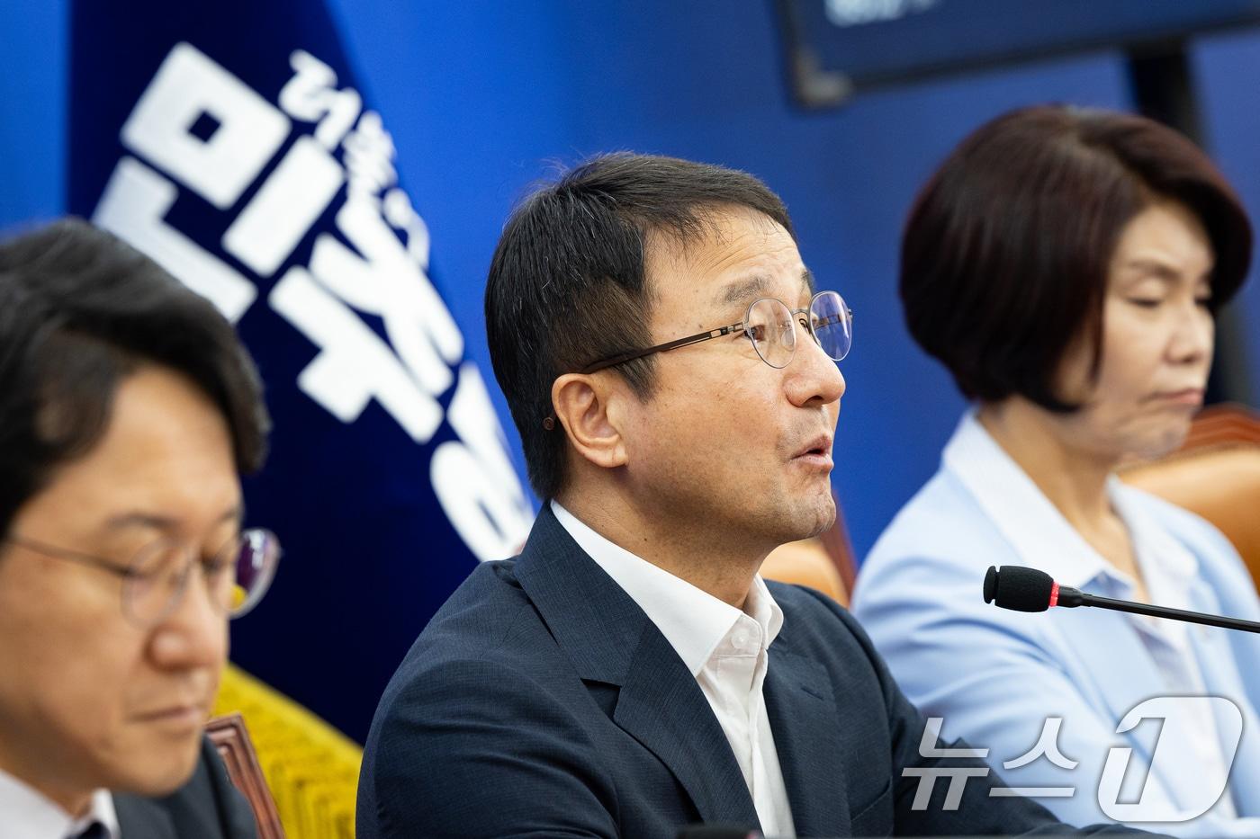 본문 이미지 - 한병도 더불어민주당 당대표 직무대행 겸 원내대표가 12일 서울 여의도 국회에서 열린 원내대책회의에서 모두 발언을 하고 있다. 2026.8.12 ⓒ 뉴스1 유승관 기자