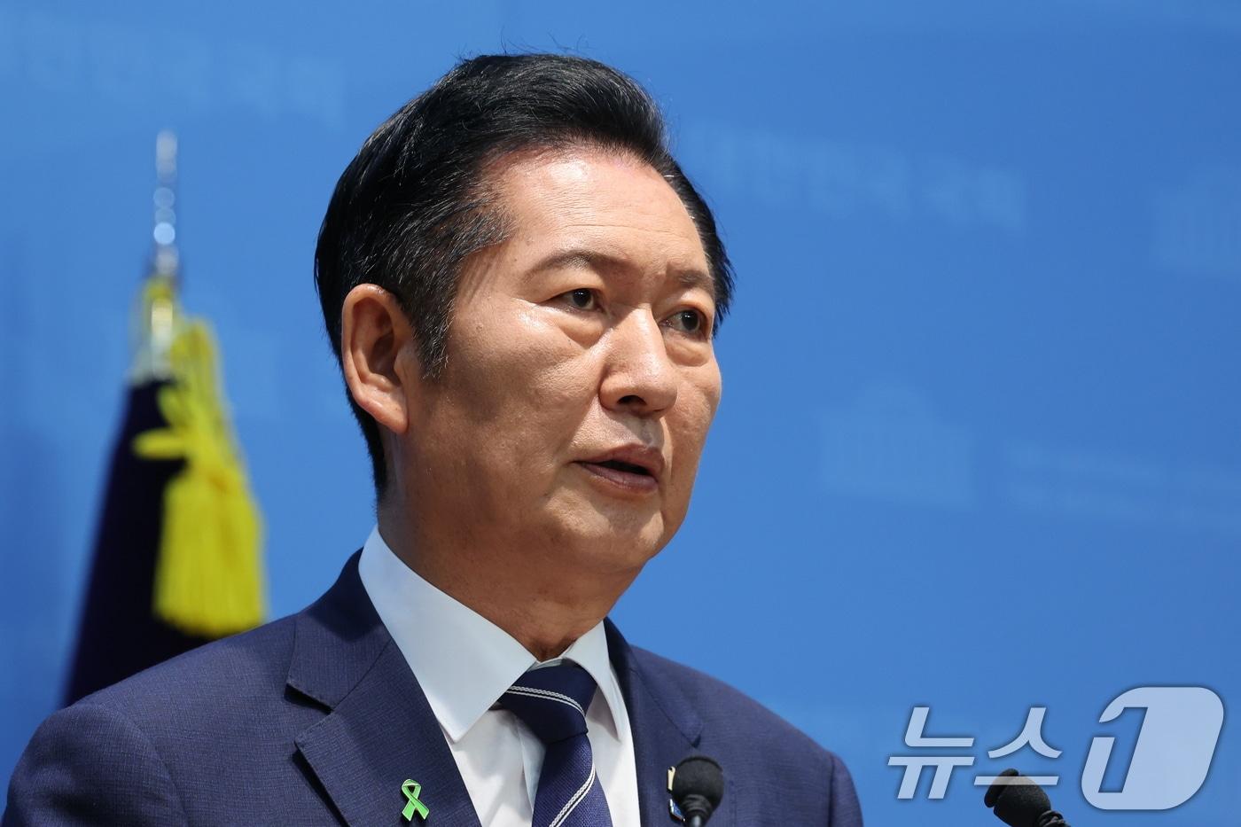 본문 이미지 - 정청래 더불어민주딩 당대표 후보가 12일 오전 서울 여의도 국회 소통관에서 공약을 발표하고 있다. 2026.8.12 ⓒ 뉴스1 황기선 기자