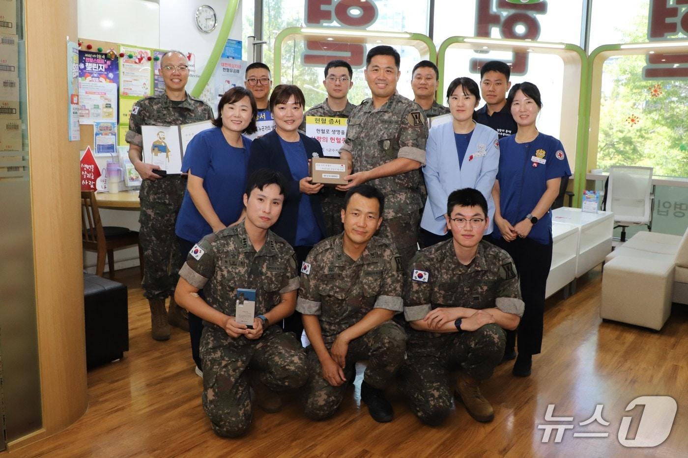 본문 이미지 - 지난 11일 헌혈의 집 일산센터에서 1군수지연여단 장병과 군무원들이 헌혈증 기부행사를 갖고 기념촬영을 하고 있다. (1군수지연여단 제공, 재판매 및 DB금지)