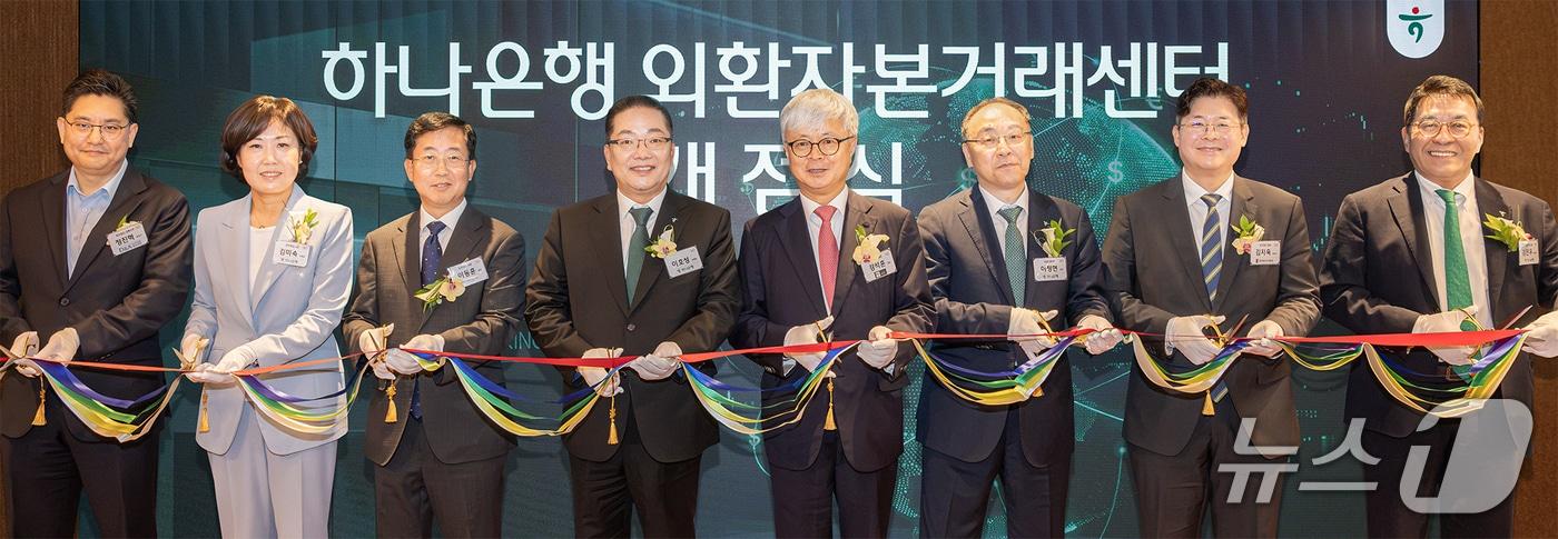 본문 이미지 - 하나은행은 지난 11일 서울 강남구 삼성동 소재 Place1 4층에 기업과 자산가의 다양한 글로벌 금융 수요에 전문적으로 대응하기 위한 외환 특화 조직 '외환자본거래센터'를 개점했다. 이호성 하나은행장(사진 왼쪽에서 네번째), 이동훈 법무법인 바른 대표변호사(사진 왼쪽에서 세번째), 강석훈 법무법인 율촌 대표변호사(사진 왼쪽에서 다섯번째) 및 행사에 참석한 관계자들이 테이프 커팅식을 진행하며 기념촬영을 하고 있다. 2026.08.11 / 사진제공=하나은행