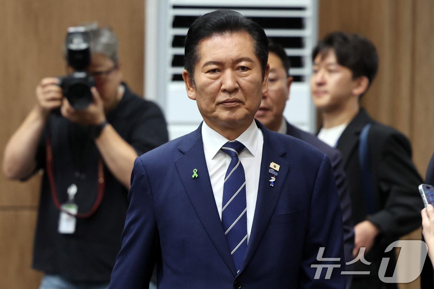 본문 이미지 - 정청래 더불어민주딩 당대표 후보가 12일 오전 서울 여의도 국회 소통관에서 공약을 발표를 위해 발걸음을 옮기고 있다. 2026.8.12 ⓒ 뉴스1 황기선 기자