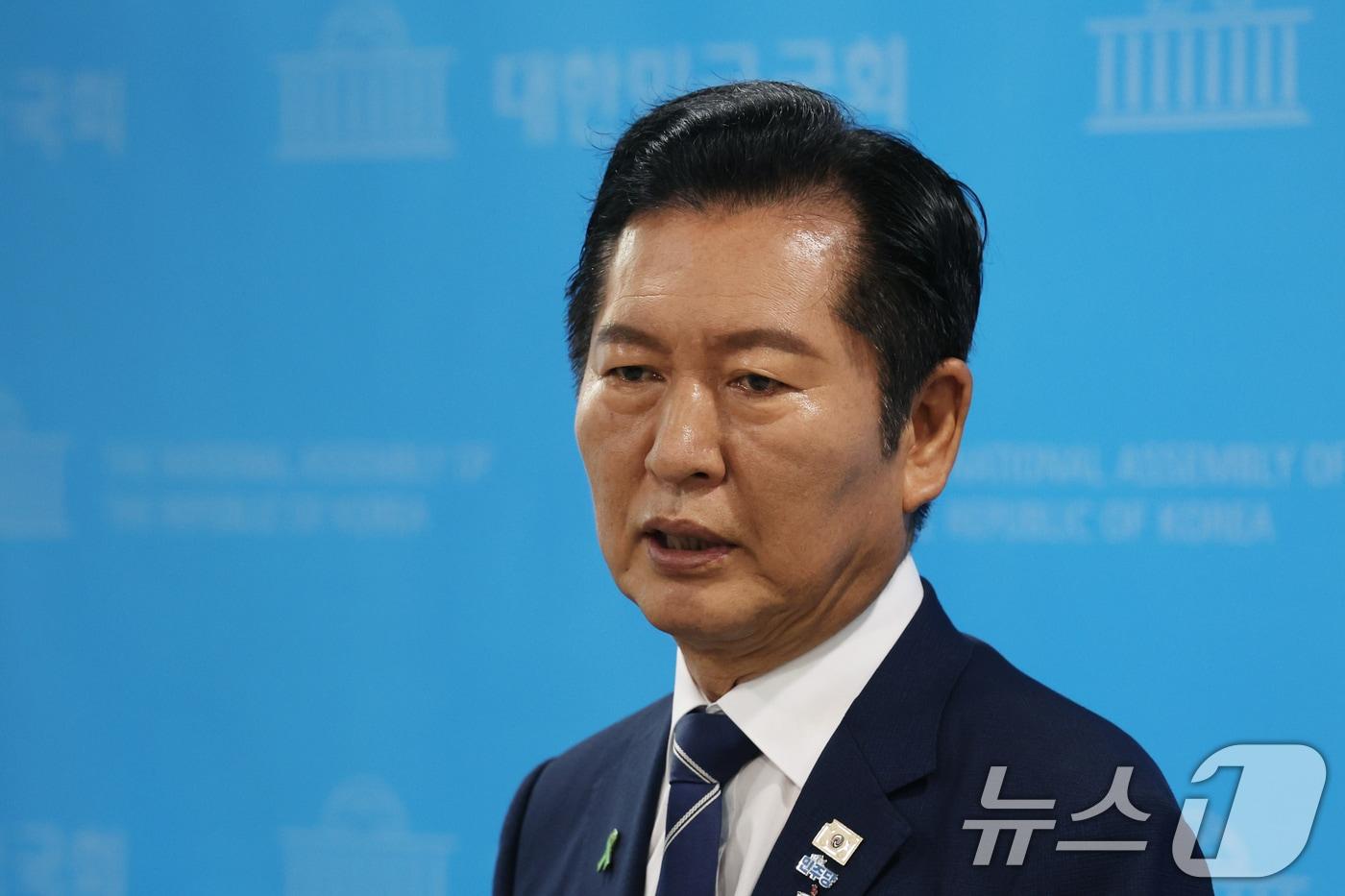 본문 이미지 - 정청래 더불어민주당 당대표 후보가 12일 오전 서울 여의도 국회 소통관에서 공약 발표를 마치고 취재진 질문에 답하고 있다. 2026.8.12 ⓒ 뉴스1 황기선 기자