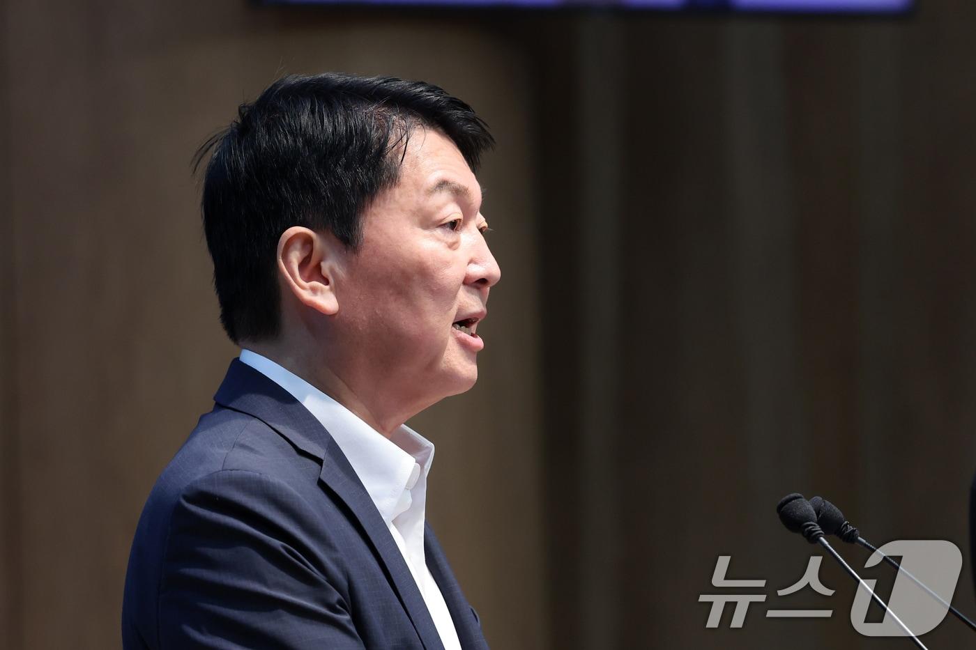 본문 이미지 - 안철수 국민의힘 의원이 지난 12일 오전 서울 여의도 국회 소통관에서 당 지도부와 조직강화특위에 쇄신안을 건의하고 있다. 2026.8.12 ⓒ 뉴스1 황기선 기자