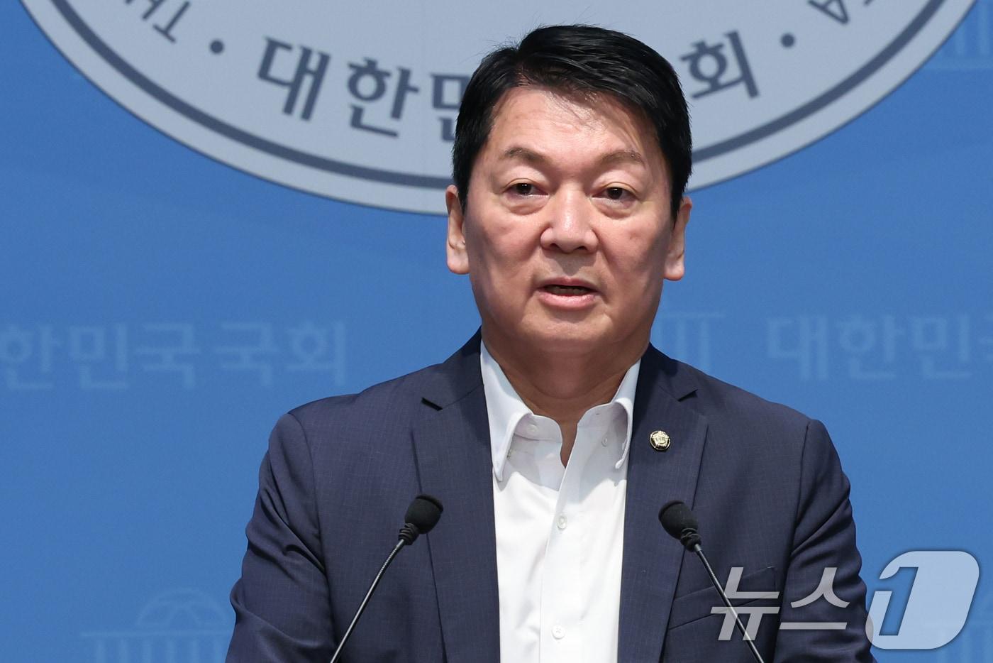 본문 이미지 - 안철수 국민의힘 의원이 지난 12일 오전 서울 여의도 국회 소통관에서 당 지도부와 조직강화특위에 쇄신안을 건의하고 있다. 2026.8.12 ⓒ 뉴스1 황기선 기자