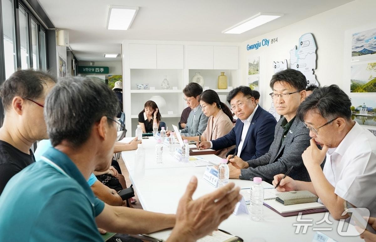본문 이미지 - 박관열 시장(오른쪽 세번째)이 경기광주역에서 운영한 '직통시장실'에서 시민들의 의견을 듣고 있는 모습.(광주시 제공)