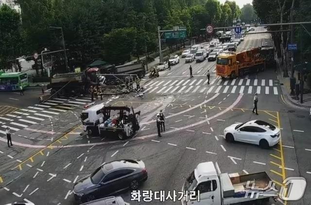본문 이미지 - 지난 6월 29일 오전 7시 1분쯤 서울 노원구 화랑대사거리에서 덤프트럭 3대가 잇따라 추돌하는 사고가 발생해 운전자 2명이 다쳤다. (도시교통정보센터 갈무리)