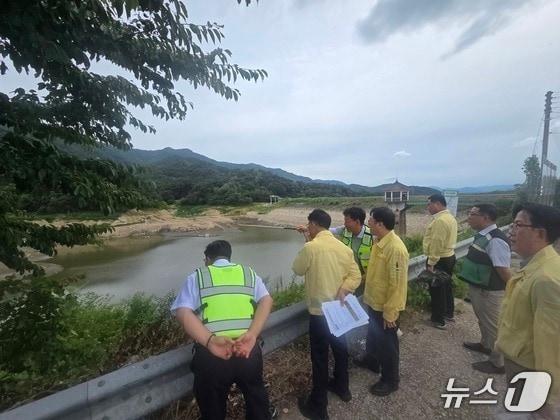 본문 이미지 - 지난 10일 전북도와 남원시, 한국농어촌공사 관계자들이 남원 지역 한 저수지에서 농업용수 공급 상황 및 가뭄 대응 현장 점검을 진행하고 있다.(전북도 제공. 재판매 및 DB금지)/뉴스1