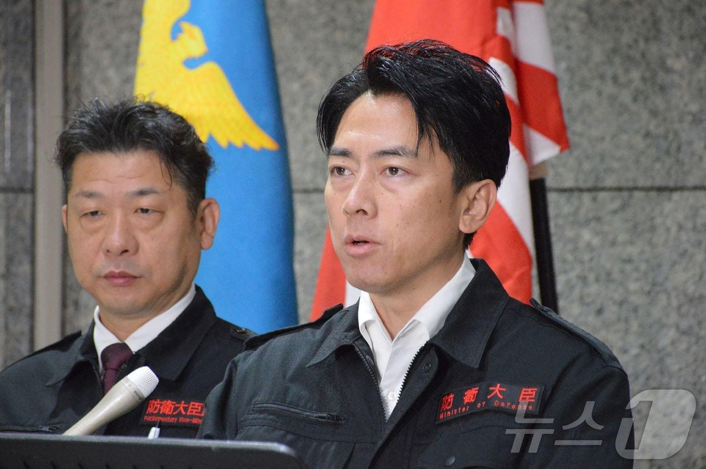 본문 이미지 - 12일 고이즈미 신지로 일본 방위상이 도쿄 방위성 청사에서 기자들과 만나 이날 북한이 발사한 탄도미사일에 대해 설명하고 있다. 사진은 지지통신 제공. 2026.08.12 ⓒ AFP=뉴스1