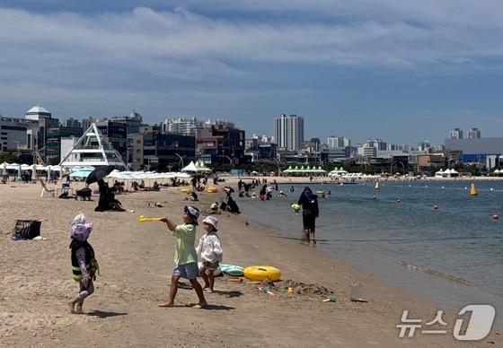 본문 이미지 - 울산 동구 일산해수욕장에 시민들이 해수욕을 즐기고 있다.2026.07.31.ⓒ 뉴스1 김세은 기자