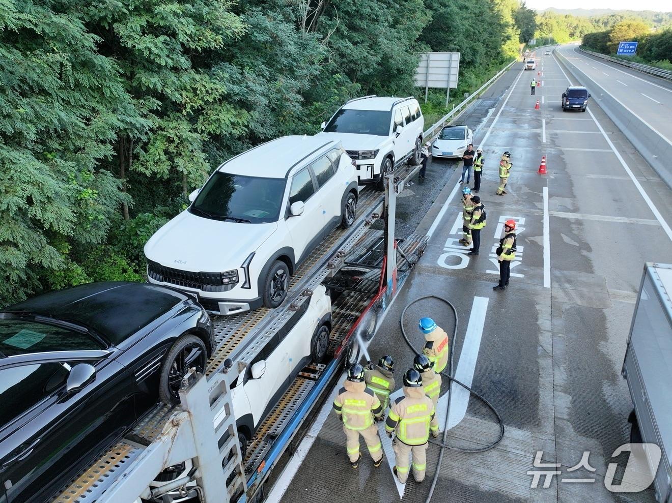 본문 이미지 - 금산 대전통영고속도로 차량 화재 현장. (금산소방서 제공, 재판매 및 DB금지) / 뉴스1