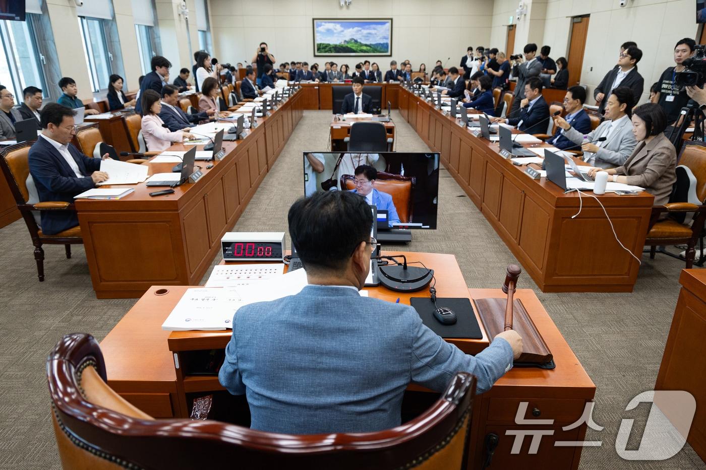 본문 이미지 - 김정호 국회 기후에너지환경노동위원장이 12일 서울 여의도 국회에서 열린 제438회 국회(임시회) 기후에너지환경노동위원회 제2차 전체회의에서 의사봉을 두드리고 있다. 2026.8.12 ⓒ 뉴스1 유승관 기자