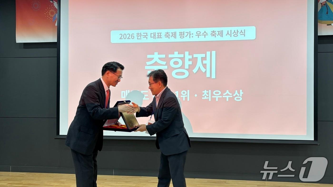 본문 이미지 -  11일 서울 종로구 서울글로벌센터에서 야놀자리서치 2026 한국 대표 축제 평가 세미나가 개최된 가운데 남원 춘향제가 축제 매력도 전국 1위, 종합 순위 3위에 올라 권덕철 춘향제전위원장이 수상을 하고 있다.(남원시 제공. 재판매 및 DB금지)/뉴스1