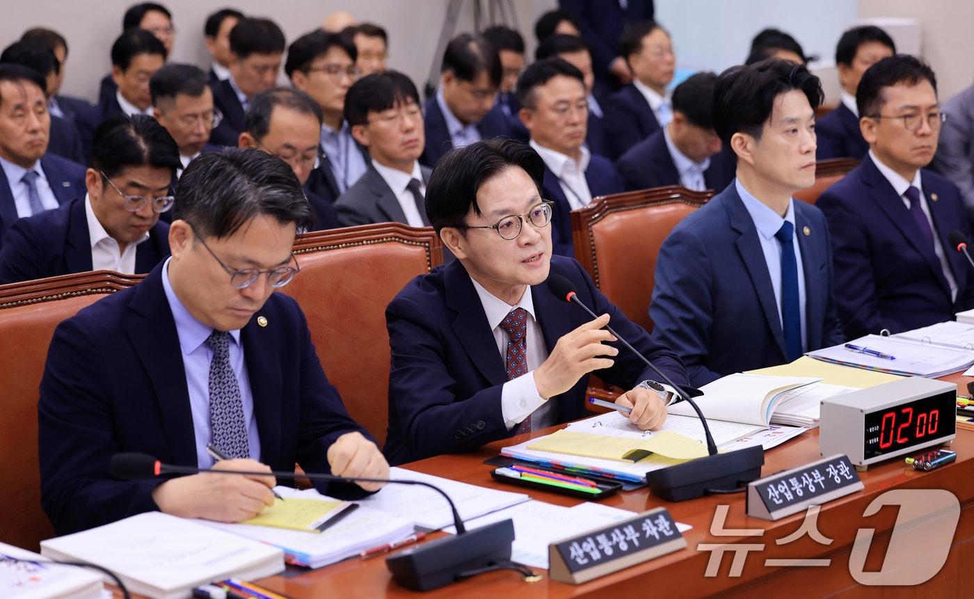 본문 이미지 - 김정관 산업통상부 장관이 12일 서울 여의도 국회에서 열린 산업통상자원중소벤처기업위원회 1차 전체회의에서 발언하고 있다. 2026.8.12 ⓒ 뉴스1 이호윤 기자
