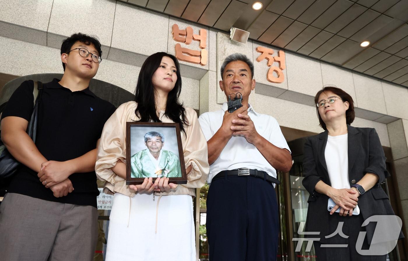 본문 이미지 - 12일 오전 서울 서초구 대법원에서 열린 일본제철 강제동원 손해배상청구소송에서 승소한 강제동원 피해자 故 민문식 씨 아들 민병조 씨가 입장을 밝히고 있다. ⓒ 뉴스1 최지환 기자