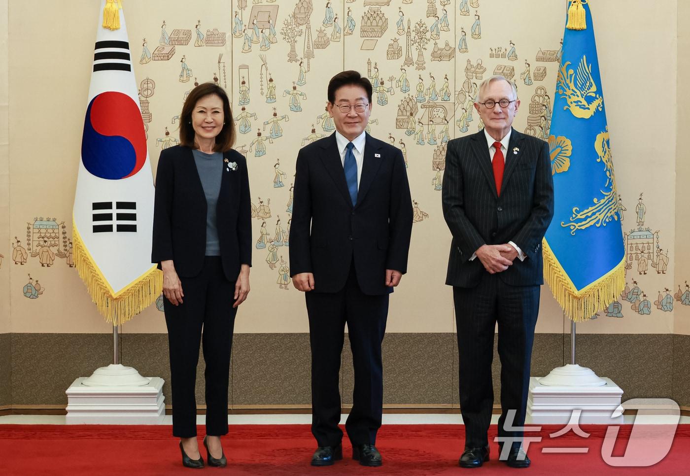 본문 이미지 - 이재명 대통령이 12일 청와대에서 열린 주한대사 신임장 제정식에서 미셸 스틸 주한미국대사, 남편인 숀 스틸 변호사와 기념촬영을 하고 있다. (청와대통신사진기자단) 2026.8.12 ⓒ 뉴스1 이재명 기자