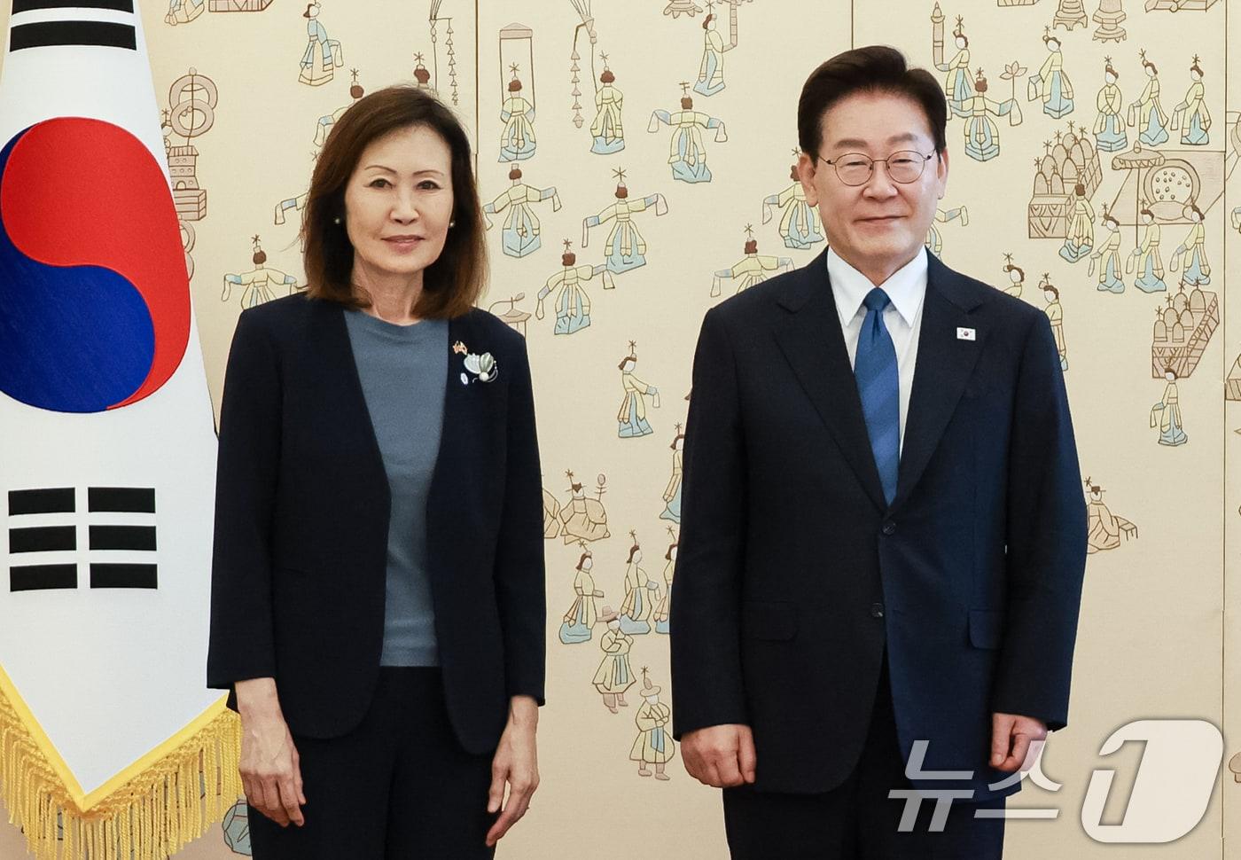 본문 이미지 - 이재명 대통령이 12일 청와대에서 열린 주한대사 신임장 제정식에서 미셸 스틸 주한미국대사에게 신임장을 받은 후 기념촬영을 하고 있다. (청와대통신사진기자단) 2026.8.12 ⓒ 뉴스1 이재명 기자
