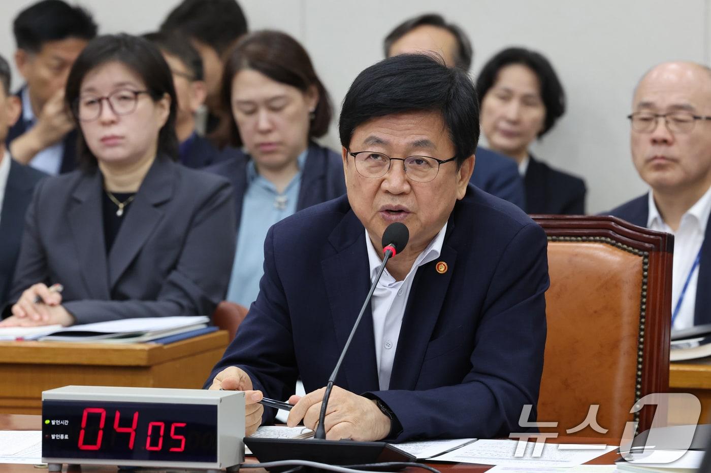 본문 이미지 - 최교진 교육부 장관이 12일 오전 서울 여의도 국회에서 열린 교육위원회 전체회의에서 의원 질의에 답하고 있다. 2026.8.12 ⓒ 뉴스1 황기선 기자