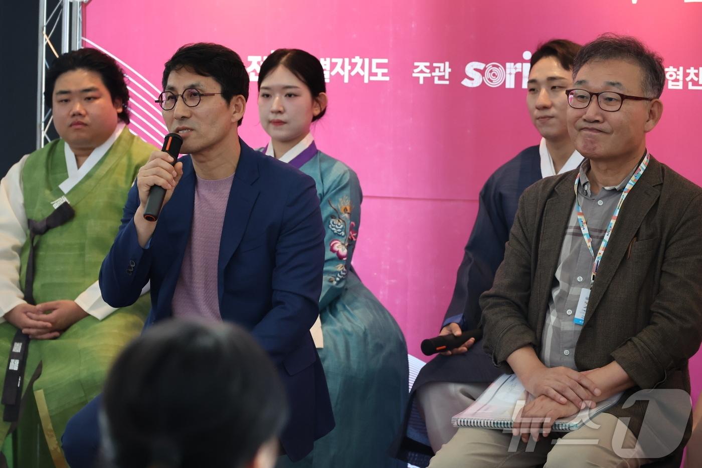 본문 이미지 - 2026 전주세계소리축제가 12일 개막한 가운데 이날 오전 전북 전주시 한국소리문화의전당 모악당에서 진행된 기자회견에서 최철 조직위원장(왼쪽)과 김정수 집행위원장(오른쪽)이 질문에 답하고 있다. ⓒ 뉴스1 장수인 기자