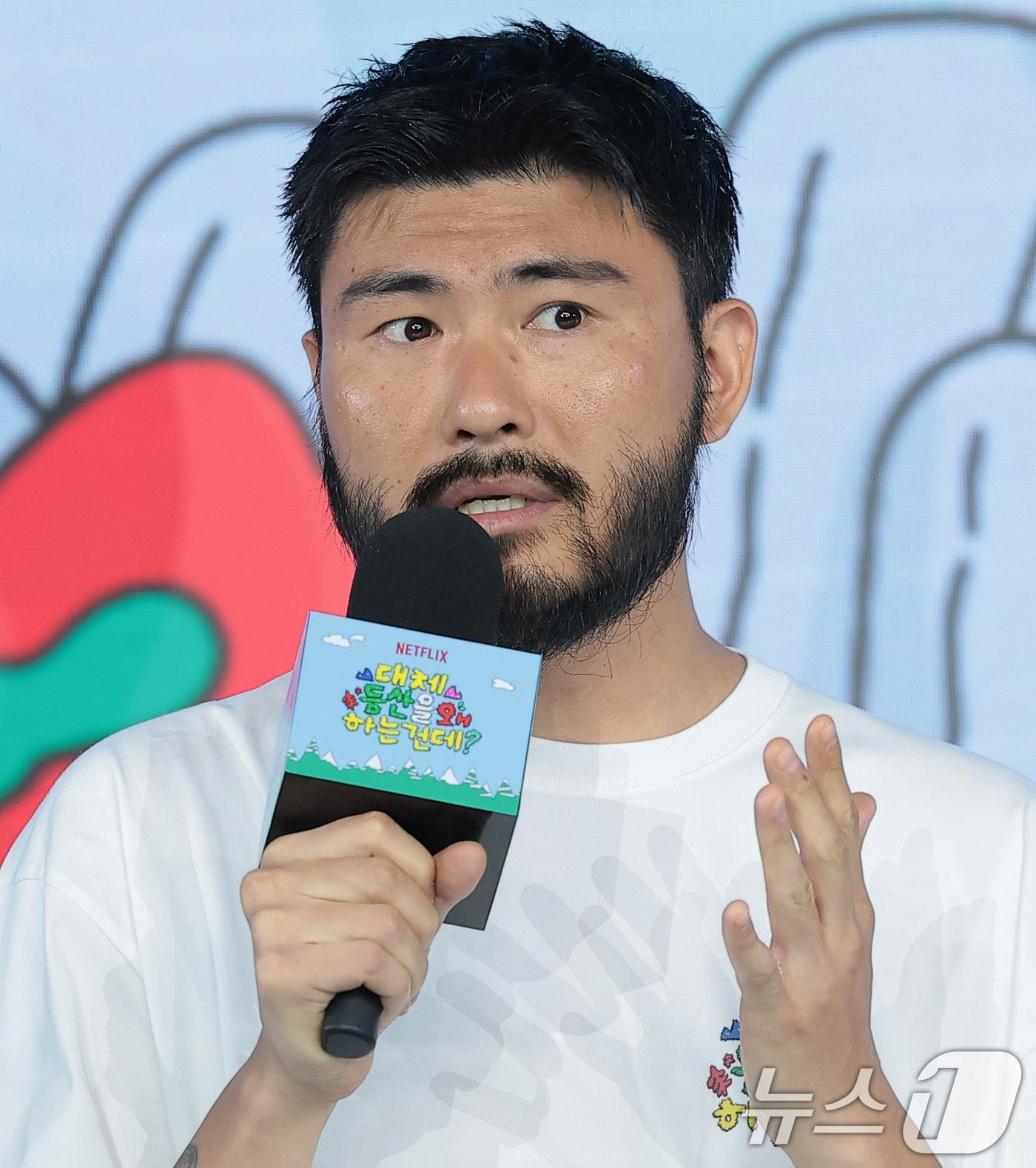 본문 이미지 - 가수 카더가든이 12일 서울 마포구 호텔 나루 서울 엠갤러리에서 열린 넷플릭스 예능 '대체 등산을 왜 하는 건데?' 제작발표회에서 인사말을 하고 있다. '대체 등산을 왜 하는 건데?'는 등산과 친하지 않은 비자발적 등산러 카더가든, 도운, 이채민, 타잔이 생애 첫 한겨울 설산 정복에 도전하는 '내발내산' 등산 버라이어티다. 2026.8.12 ⓒ 뉴스1 권현진 기자