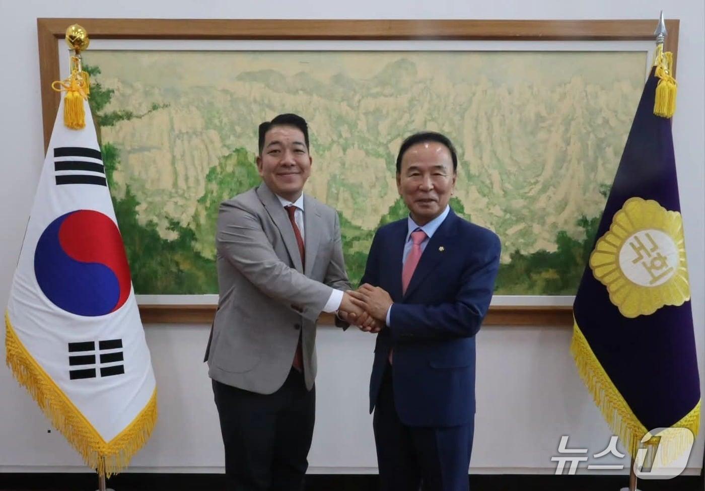 본문 이미지 - 박덕흠 국회부의장(사진 오른쪽)을 만난 엄기성 강원도의원.(엄기성 도의원 측 제공. 재판매 및 DB금지)/뉴스1