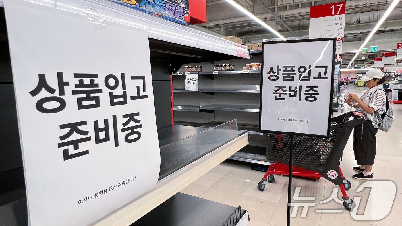 본문 이미지 - 기업회생 절차를 밟고 있는 홈플러스가 2000억 원 규모의 긴급운영자금(DIP)을 바탕으로 정식 개장을 하루 앞둔 12일 서울 시내 홈플러스 매장을 찾은 고객들이 물건을 고르고 있다. 홈플러스는 지난 7일부터 가오픈을 시작했다. 2026.8.12 ⓒ 뉴스1 박정호 기자