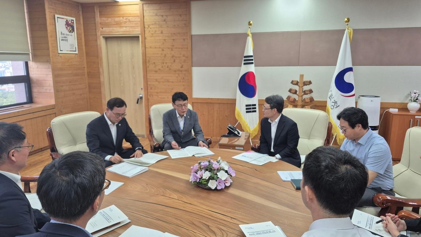 본문 이미지 - 홍종완 충남도 행정부지사(가운데 왼쪽)가 박은식 산림청장(가운데 오른쪽)을 만나 내년도 소나무재선충병 방제비 지원 등을 요청하고 있다.(도 제공. 재판매 및 DB금지)/뉴스1
