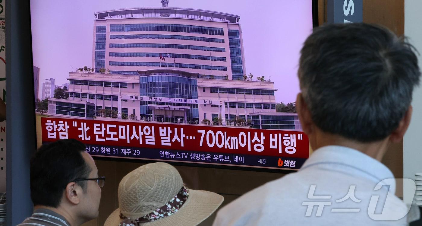 본문 이미지 - 12일 서울 중구 서울역에서 시민들이 북한의 탄도미사일 발사 관련 뉴스를 시청하고 있다. 이날 합동참모본부에 따르면 북한이 원산 일대에서 동해상으로 발사된 탄도미사일 1발을 포착했다고 밝혔다. 2026.8.12 ⓒ 뉴스1 김진환 기자