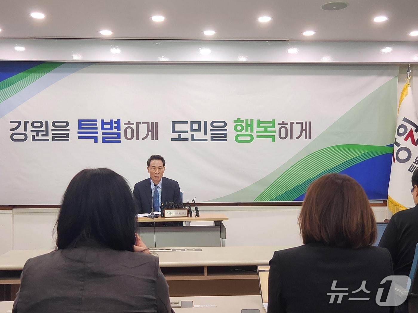 본문 이미지 - 취임 한달 기자간담회하는 우상호 강원도지사. 2026.8.12/뉴스1 이종재기자