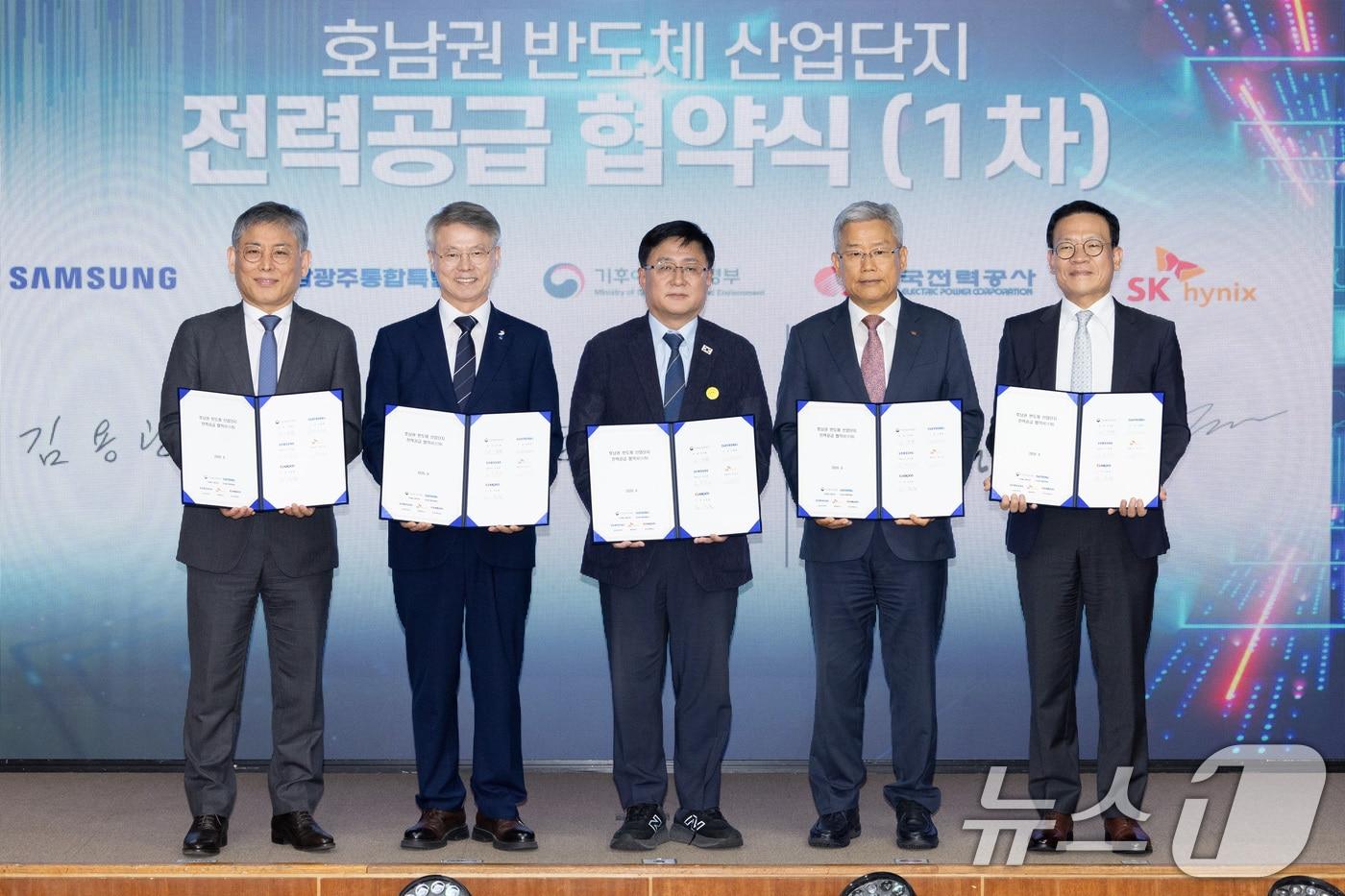 본문 이미지 - 김용관 삼성전자 사장(왼쪽부터), 민형배 전남광주통합특별시 시장, 김성환 기후에너지환경부 장관, 김동철 한국전력 사장, 염성진 SK하이닉스 사장이 12일 서울 중구 한국전력 경인건설본부에서 호남권·용인 반도체 산업단지 전력공급 협약을 체결하고 있다. (기후에너지환경부 제공. 재판매 및 DB금지) 2026.8.12 ⓒ 뉴스1