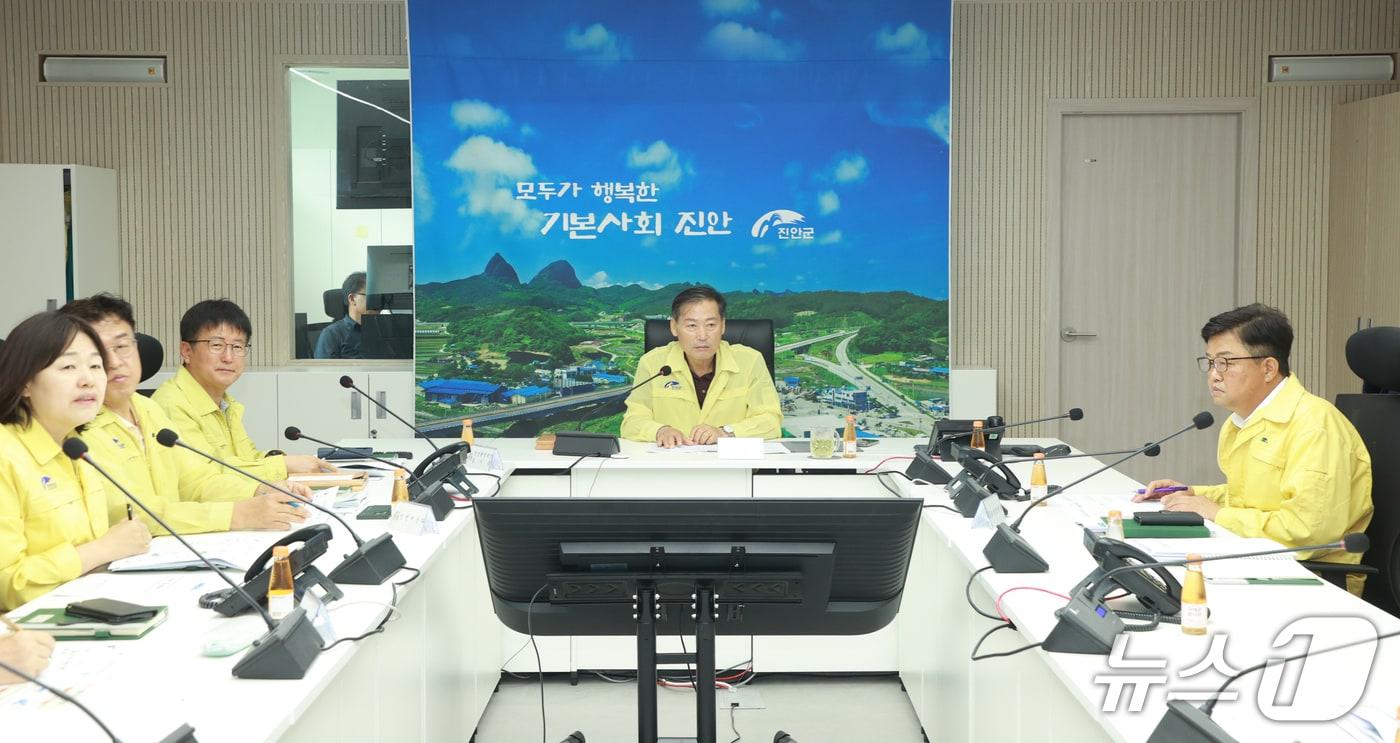 본문 이미지 - 12일 전북 진안군이 재난안전상황실에서 전춘성 군수 주재로 최근 이어지고 있는 폭염과 가뭄에 대응하기 위한 대책회의를 갖고 있다.(진안군제공, 재판매 및 DB금지)2026.8.12/뉴스1