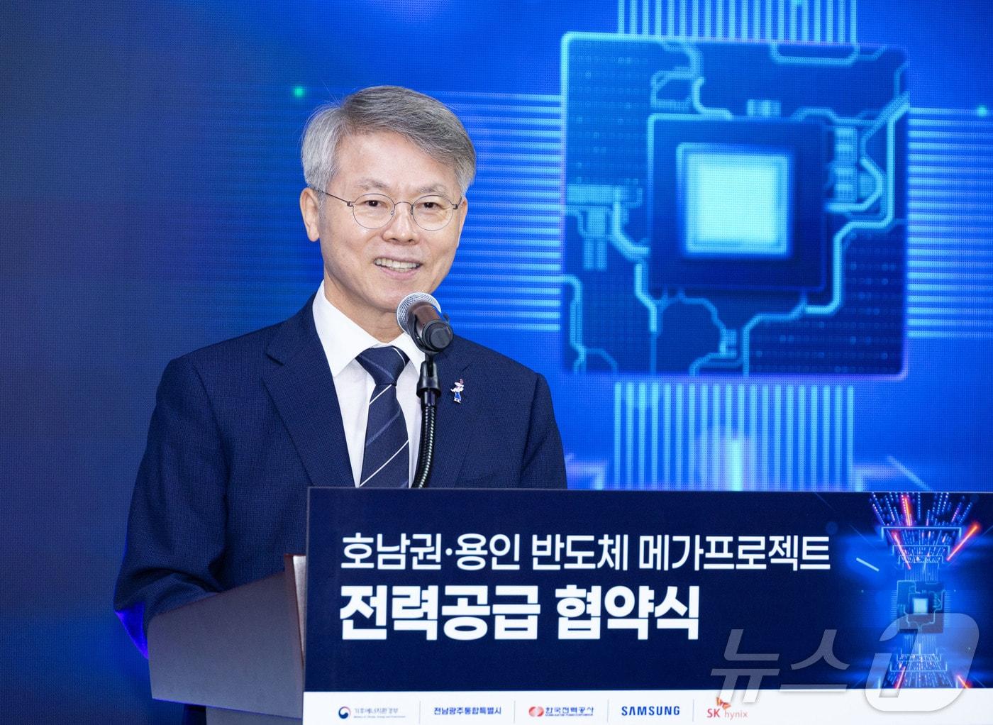 본문 이미지 - 민형배 전남광주통합특별시장이 12일 오전 서울 중구 한국전력공사 경인건설본부에서 열린 '호남권·용인 반도체 메가프로젝트 전력공급 협약식'에 참석해 인사말을 하고 있다.(전남광주통합특별시 제공. 재판매 및 DB금지) 2026.8.12 ⓒ 뉴스1