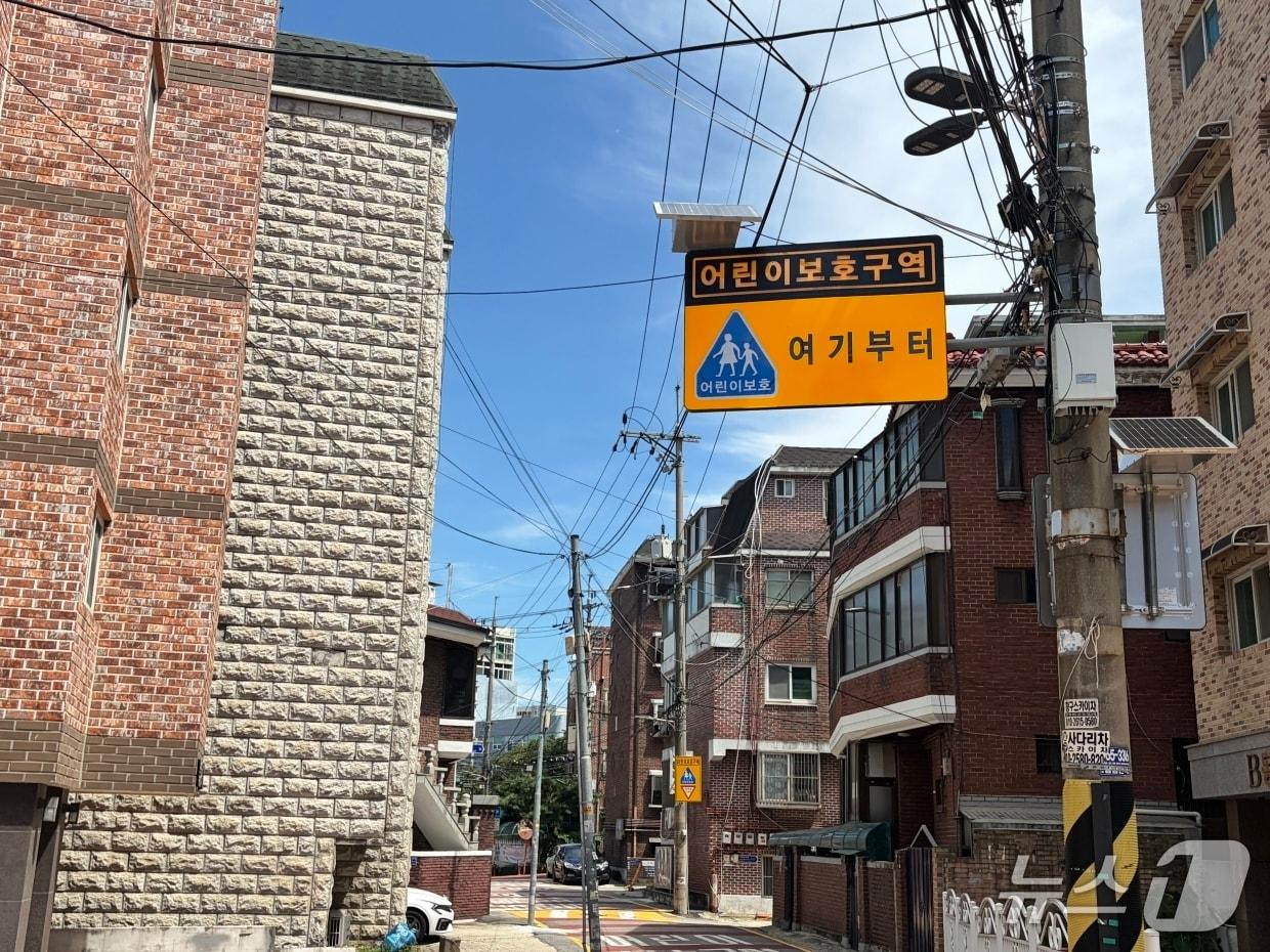 본문 이미지 - 강북구 어린이보호구역 내 표지판(강북구청 제공)