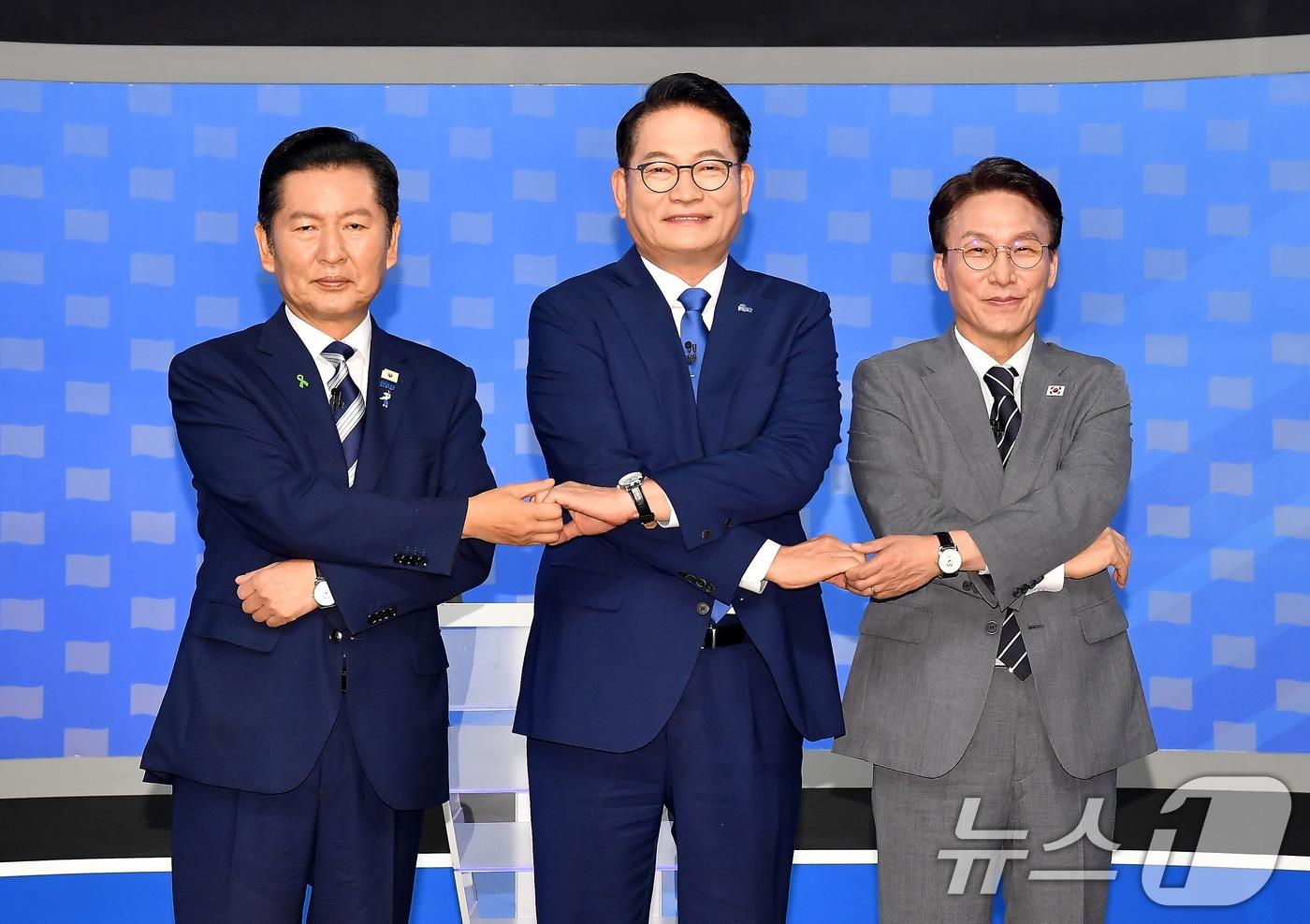 본문 이미지 - 더불어민주당 정청래(왼쪽부터), 송영길, 김민석 당대표 후보가 12일 서울 양천구 목동 SBS에서 열린 당대표 후보자 토론회에 앞서 기념 촬영을 하고 있다. 2026.8.12 ⓒ 뉴스1 국회사진기자단