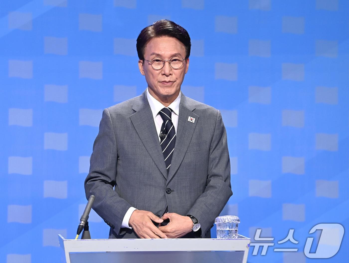 본문 이미지 - 김민석 더불어민주당 당대표 후보가 12일 서울 양천구 목동 SBS에서 열린 당대표 후보자 토론회를 준비하고 있다. 2026.8.12 ⓒ 뉴스1 국회사진기자단