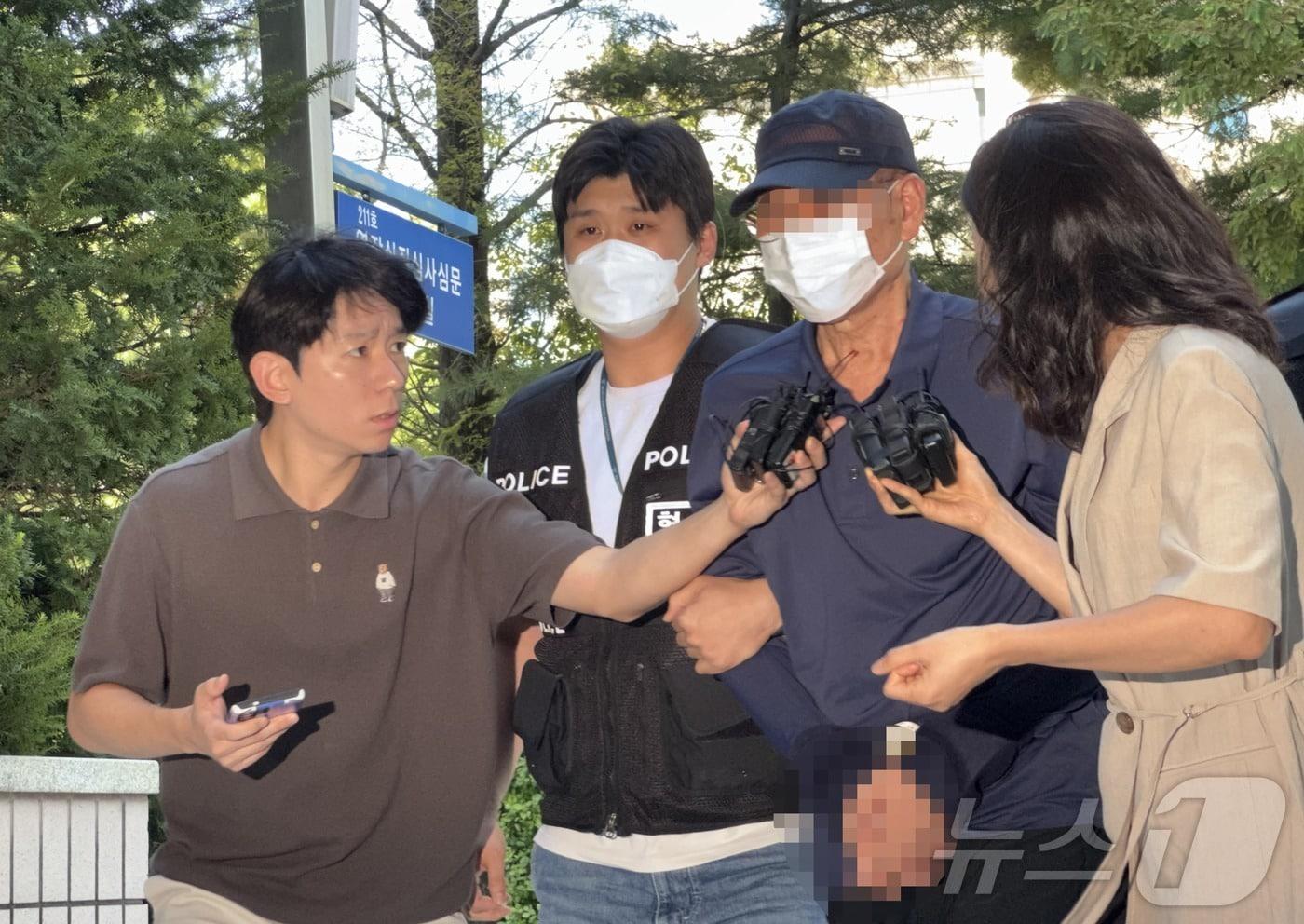 본문 이미지 - 성폭력범죄의 처벌 등에 관한 특례법상 장애인 준강간 혐의를 받는 60대 남성 A 씨는 12일 오후 2시쯤 영장심사를 받기 위해 인천지법에 모습을 드러냈다.2026.8.12 ⓒ 뉴스1 박소영 기자