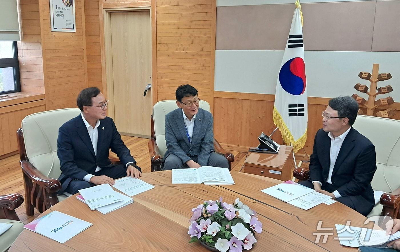 본문 이미지 - 박은식 산림청장(맨 오른쪽)과 면담하는 윤희신 태안군수(맨 왼쪽)(태안군 제공. 재판매 및 DB금지)/뉴스1