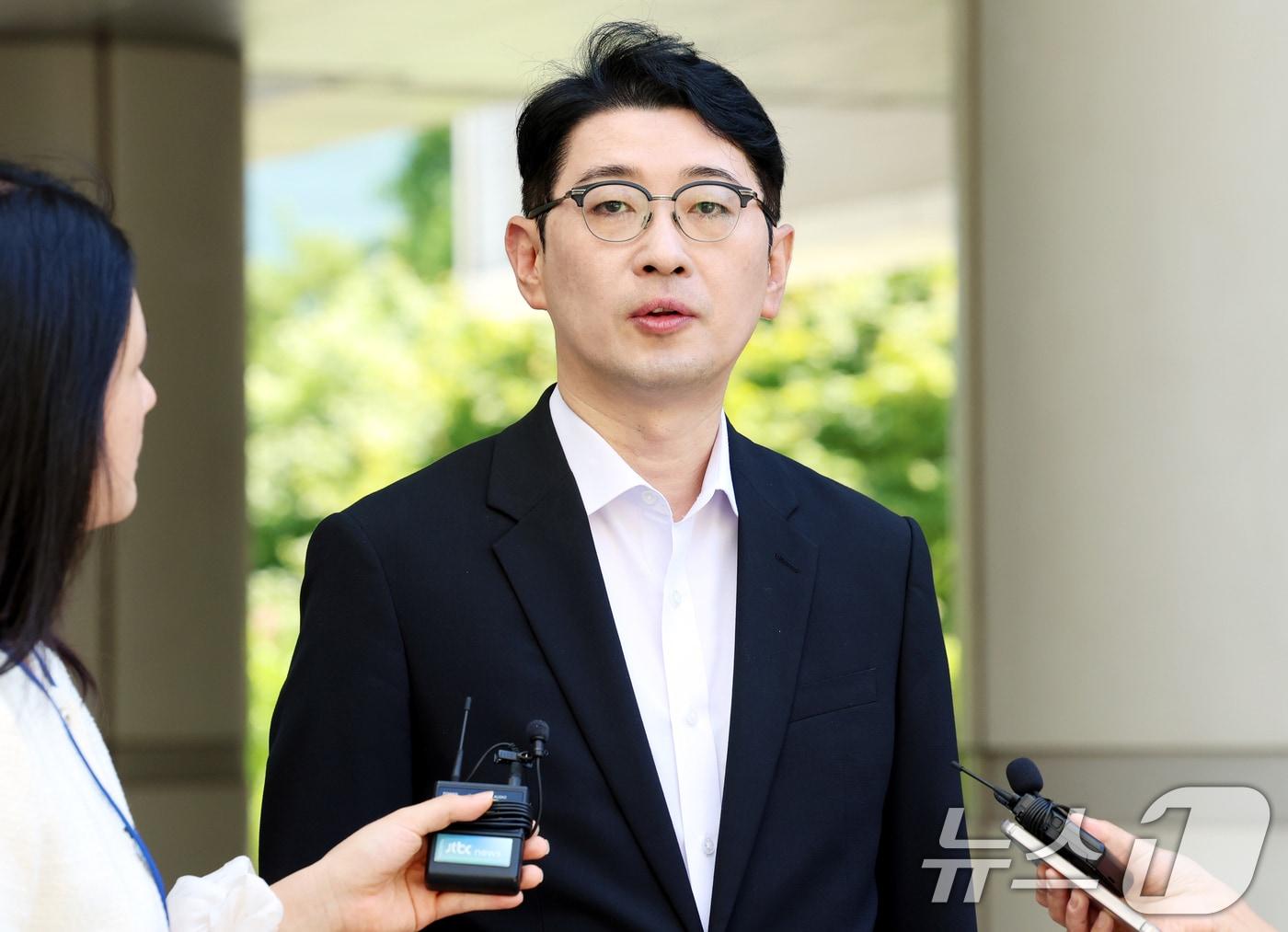 본문 이미지 - 주진우 국민의힘 의원이 12일 서울 서초구 서울중앙지방법원에서 열린 추경호 대구시장의 12·3 비상계엄 당시 국회의 계엄 해제 표결을 방해한 혐의 9차 공판에 증인으로 출석하며 취재진 질문에 답변하고 있다. (공동취재) 2026.8.12 ⓒ 뉴스1 최지환 기자