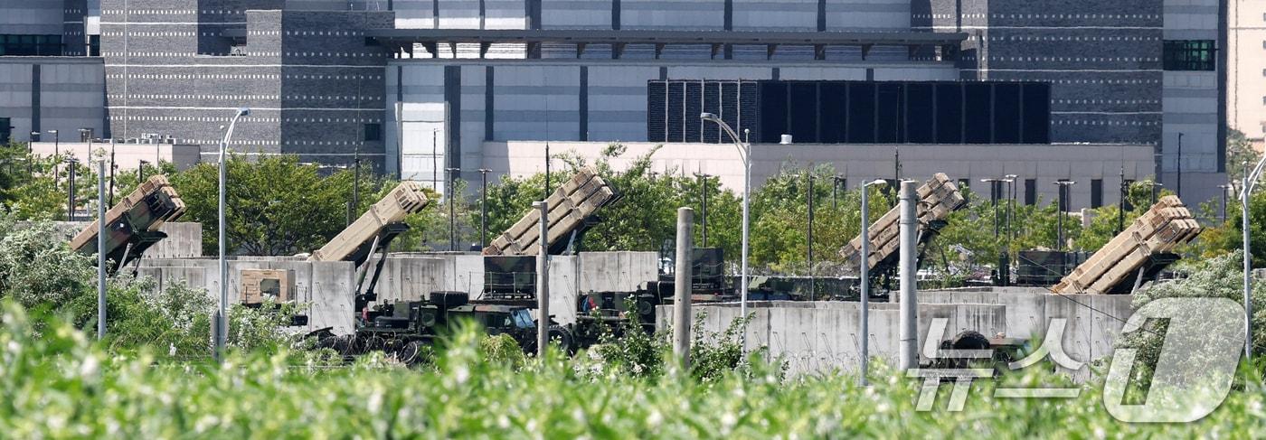 본문 이미지 - 북한이 12일 동해상으로 단거리탄도미사일(SRBM) 1발을 발사했다. 북한의 탄도미사일 발사는 지난 6일 SRBM 1발을 쏜 이후 엿새만이자, 올해 들어 11번째다. 사진은 이날 경기 평택시 팽성읍 주한미군기지 캠프 험프리스에 방공 무기체계인 패트리엇 미사일이 배치되어 있는 모습. 2026.8.12 ⓒ 뉴스1 김영운 기자