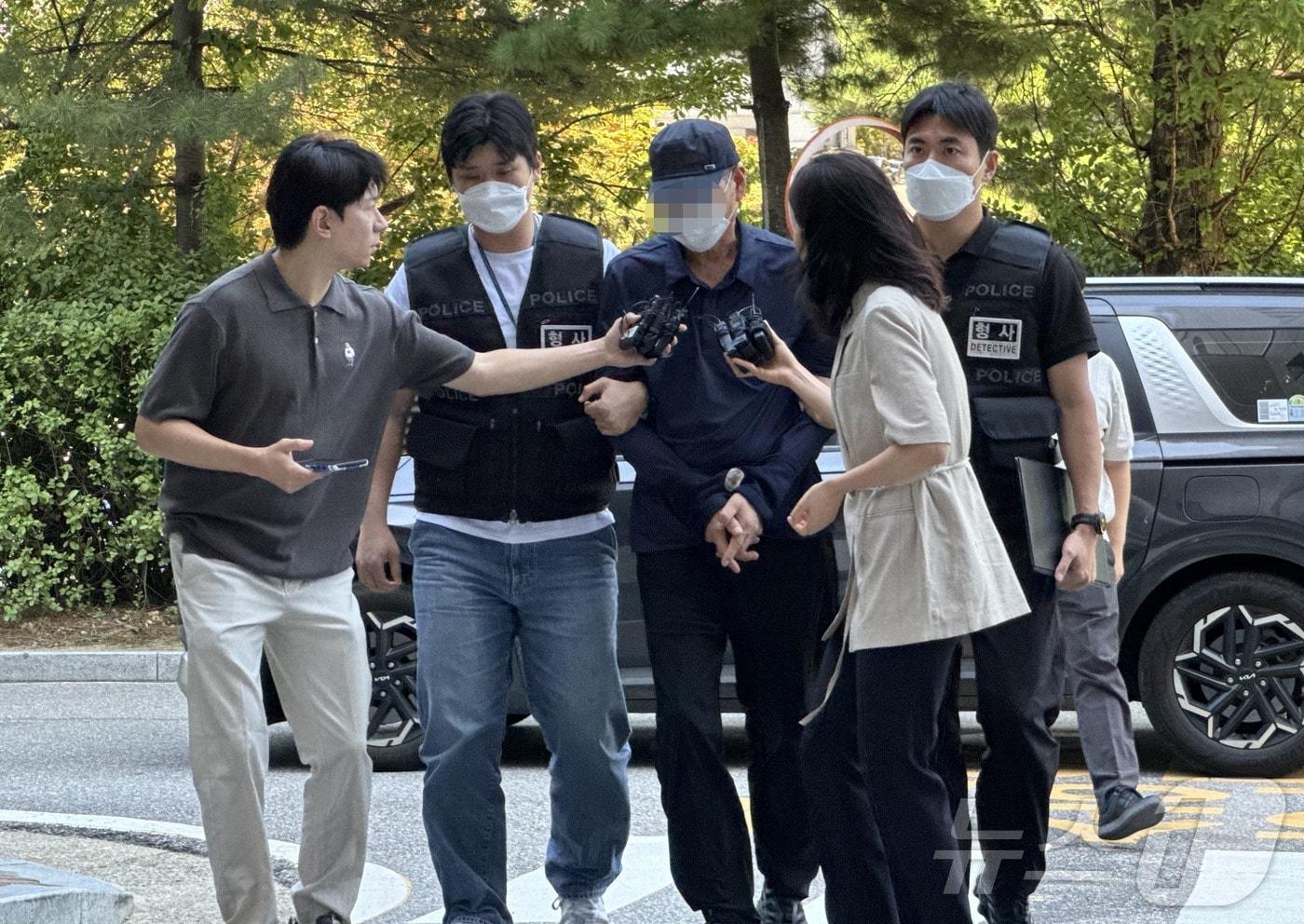 본문 이미지 - 성폭력범죄의 처벌 등에 관한 특례법상 장애인 준강간 혐의를 받는 60대 남성 A 씨는 12일 오후 2시쯤 영장심사를 받기 위해 인천지법에 모습을 드러냈다.2026.8.12 ⓒ 뉴스1 박소영 기자