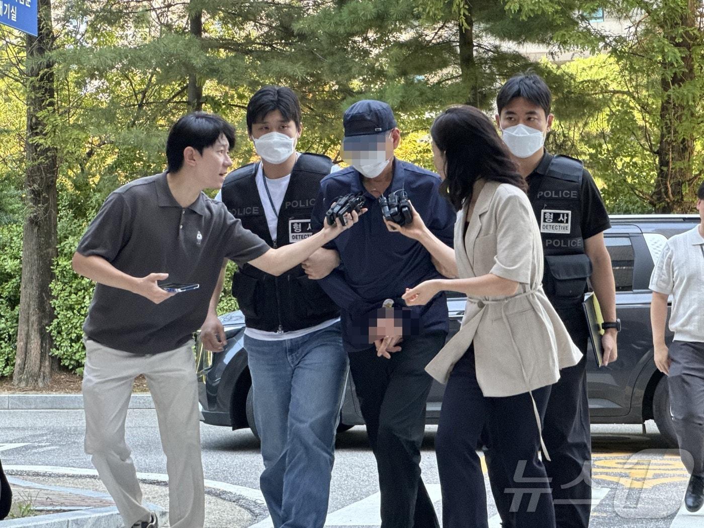 본문 이미지 - 성폭력범죄의 처벌 등에 관한 특례법상 장애인 준강간 혐의를 받는 60대 남성 A 씨는 12일 오후 2시쯤 영장심사를 받기 위해 인천지법에 모습을 드러냈다.2026.8.12 ⓒ 뉴스1 박소영 기자