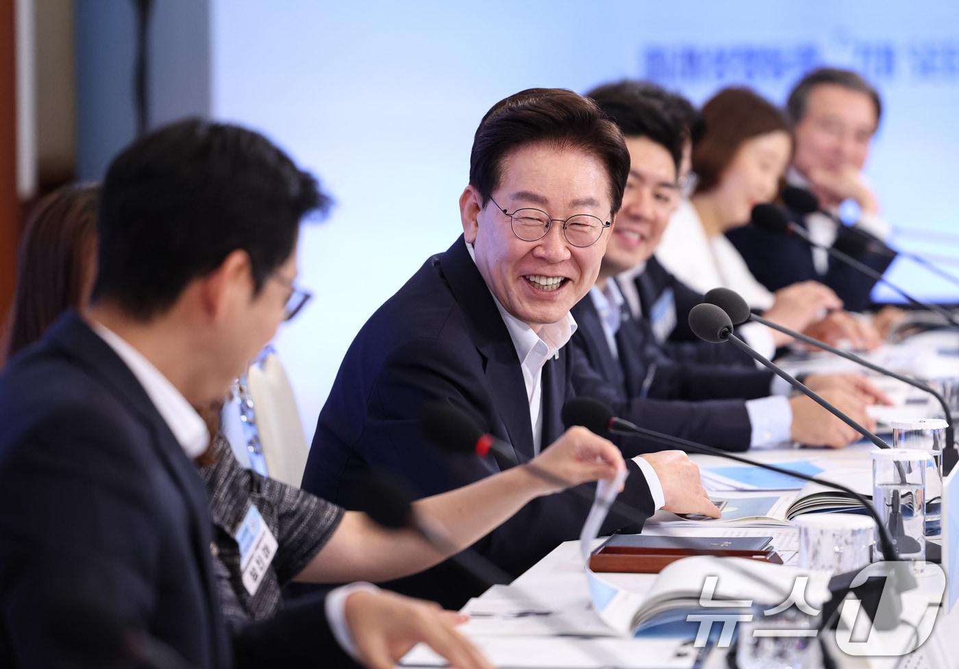 본문 이미지 - 이재명 대통령이 12일 청와대에서 열린 미래성장동력 7대SEED 보고회에서 미소를 짓고 있다. 2026.8.12 ⓒ 뉴스1 허경 기자