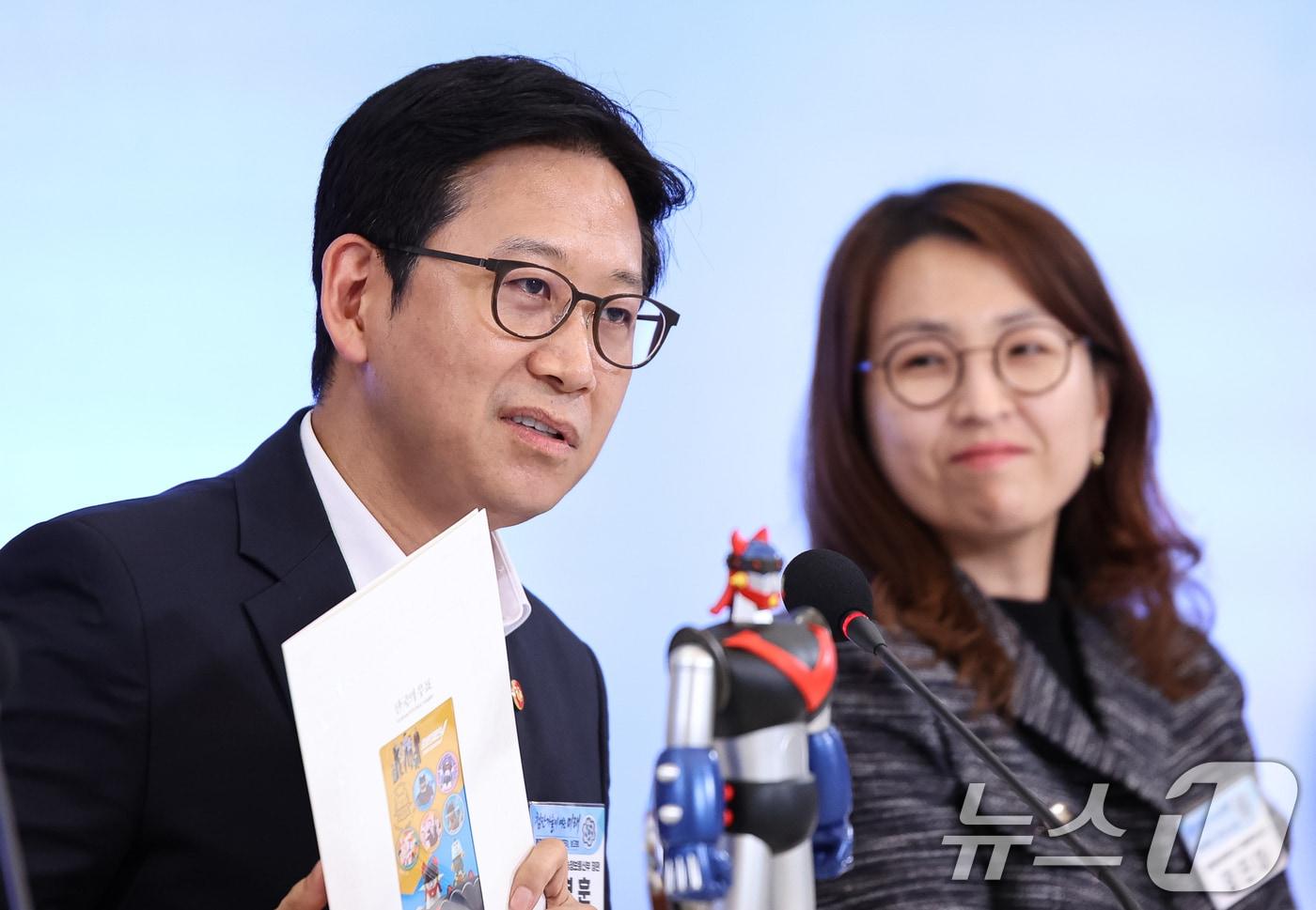 본문 이미지 - 배경훈 부총리 겸 과학기술정보통신부 장관이 12일 청와대에서 열린 미래성장동력 7대SEED 보고회에서 '미래개척의 엔진, 첨단기술' 주제로 발표하고 있다. 2026.8.12 ⓒ 뉴스1 허경 기자