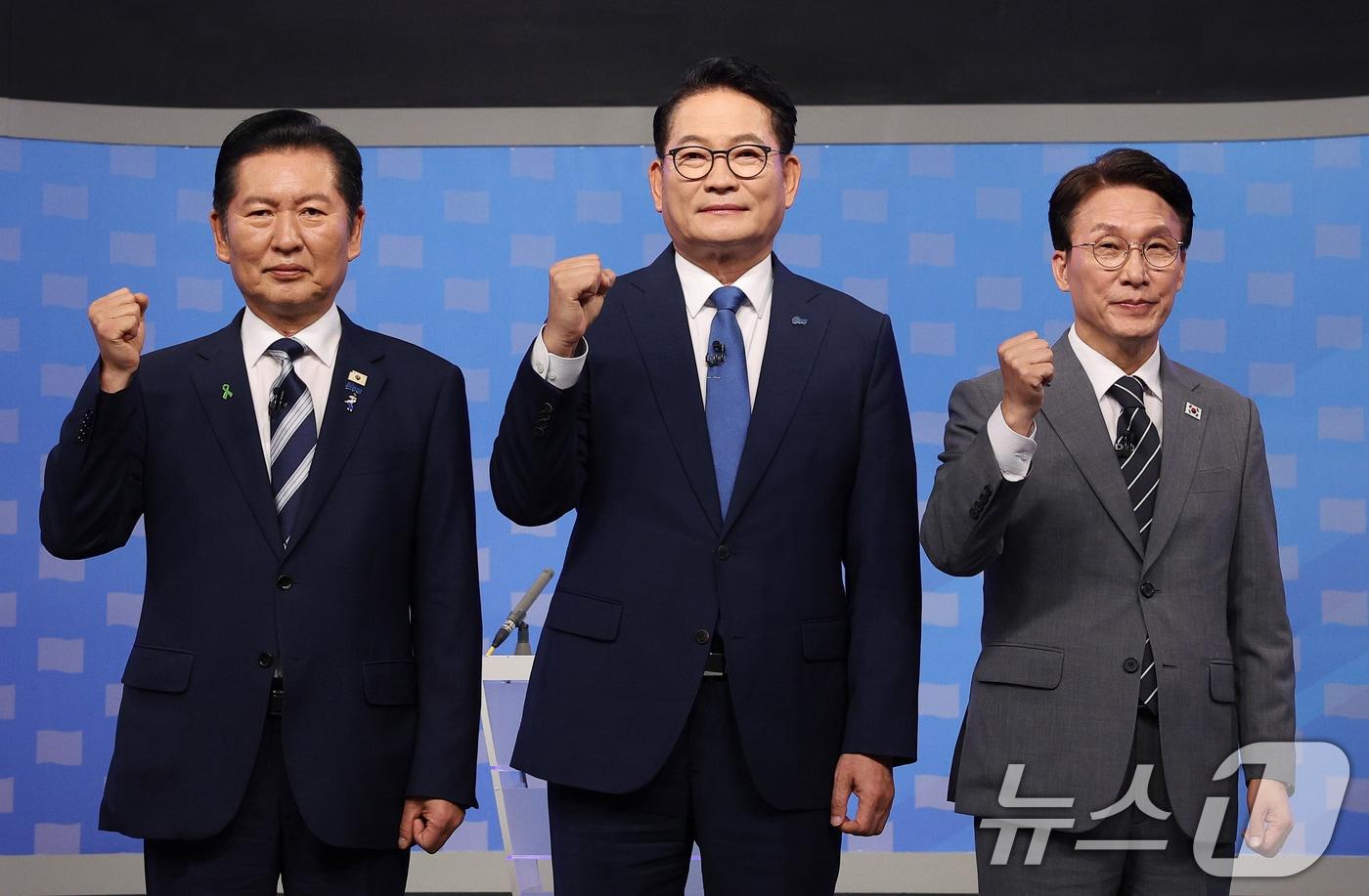 본문 이미지 - 더불어민주당 정청래(왼쪽부터), 송영길, 김민석 당대표 후보가 12일 서울 양천구 목동 SBS에서 열린 당대표 후보자 토론회에 앞서 기념 촬영을 하고 있다. 2026.8.12 ⓒ 뉴스1 국회사진기자단